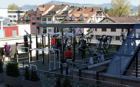 Уличные тренажеры MB Barbell на террасе фитнес-клуба в Рапперсвиле, Швейцария